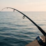 堤防から海に向けて伸びる釣り竿の穂先と張ったライン。アタリを待つ場面