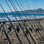 北海道の海岸沿いで開催された釣り具の試投会・展示イベントのイメージ