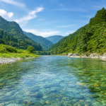 熊本の清流と緑豊かな山々。自然の豊かさと復興への希望を感じさせる風景
