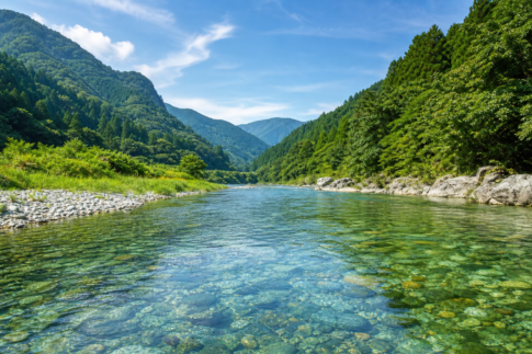 熊本の清流と緑豊かな山々。自然の豊かさと復興への希望を感じさせる風景